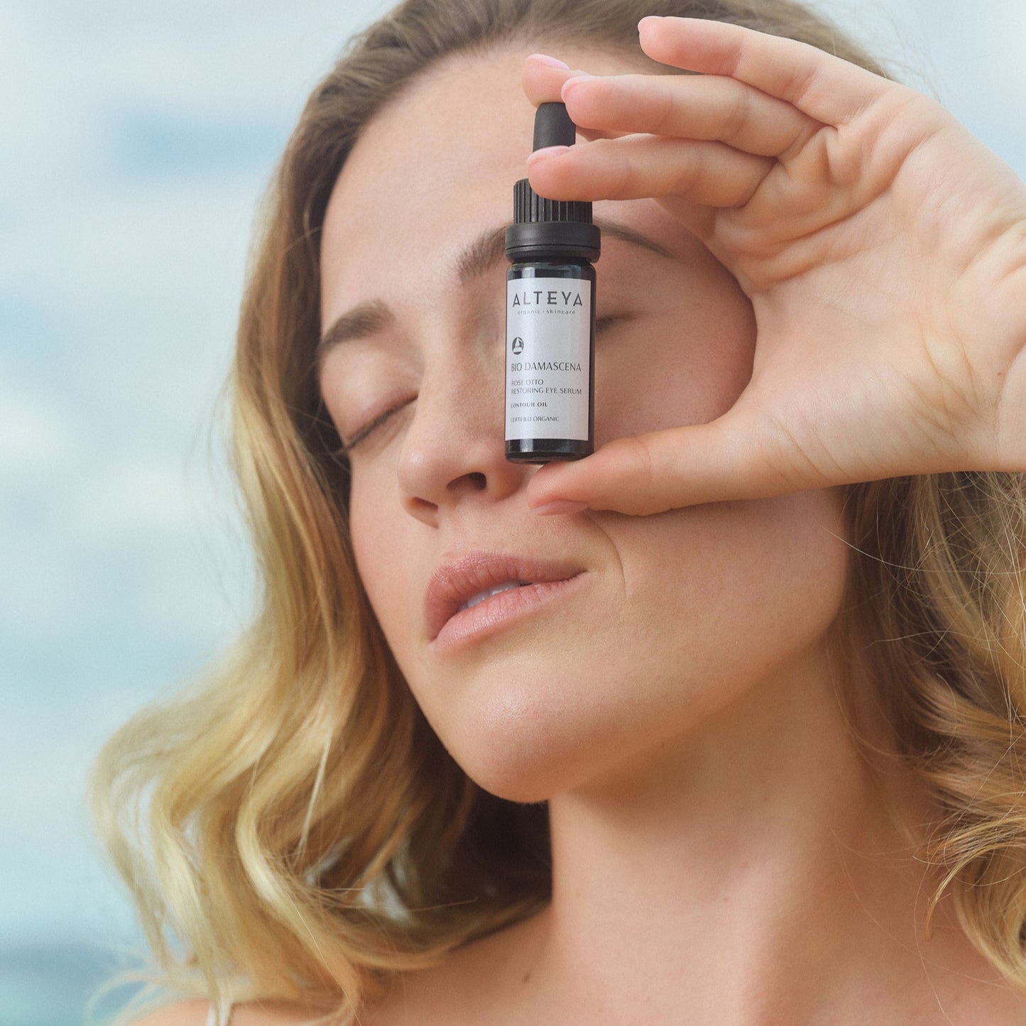 Ekologiškas atkuriamasis Damasko rožių paakių serumas, Alteya Organics