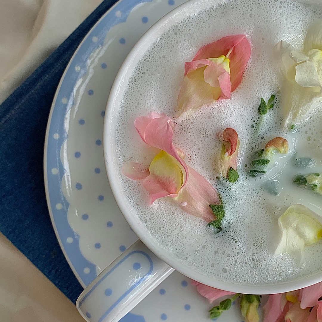 Damasko rožių ekstraktas ir jo nauda odai: nuo Kleopatros iki šių dienų
